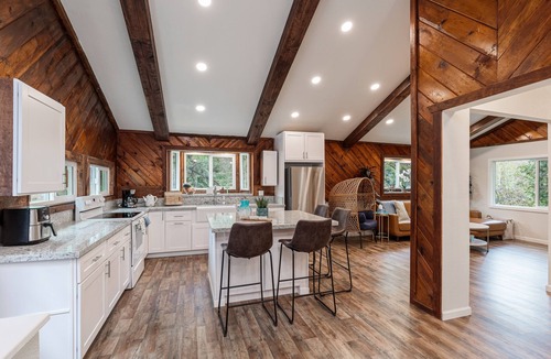 Placerville Cabin | Quiet & Modern Cabin Near Wineries - Fire Pit and BBQ