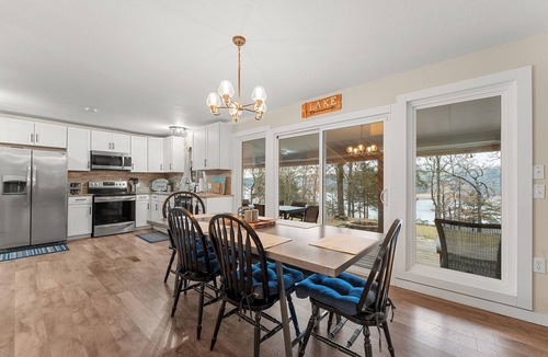 Arrow Point House | Quiet Modern Lakefront House with Amazing Views