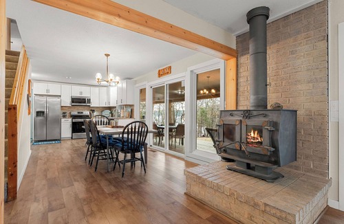 Arrow Point House | Quiet Modern Lakefront House with Amazing Views
