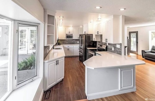 Des Moines House | Quiet Modern Stay Near SeaTac & Hospitals