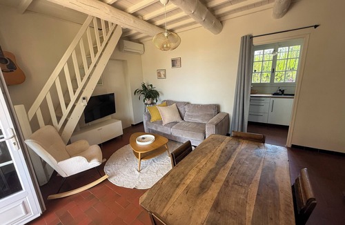 Cucuron House | Quiet, natural home