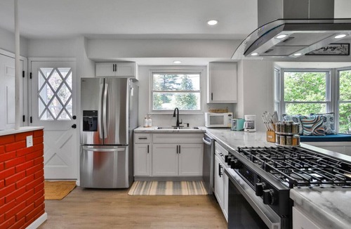 Maryland Heights Apartment | Quiet Neighborhood-Near Eats & Shops-Airport!