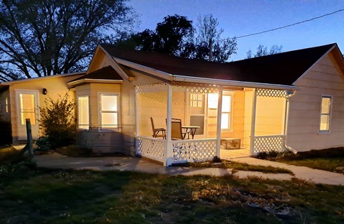 Springview House | Quiet Neighborhood, 40 min to Smith Falls State Park (Dog Friendly!)