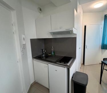 Montfermeil Apartment | Quiet Netflix Parking Quick access to Paris