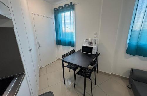 Montfermeil Apartment | Quiet Netflix Parking Quick access to Paris
