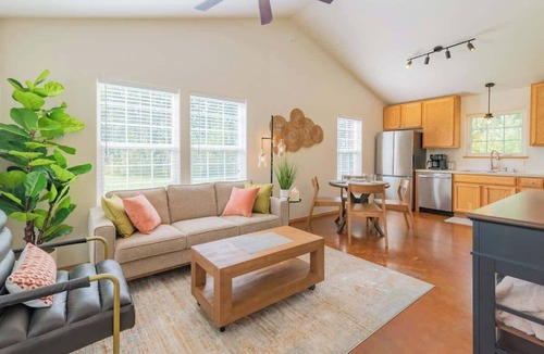 Palmer House | Quiet/New 2bd Suite w/Laundry, Kitchen, Wi-Fi