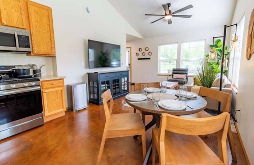 Palmer House | Quiet/New 2bd Suite w/Laundry, Kitchen, Wi-Fi