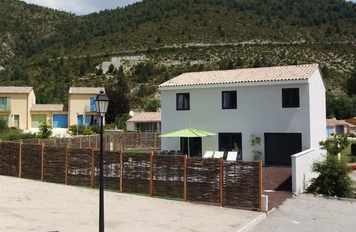 Castellane Villa | Quiet new holiday home with all amenities