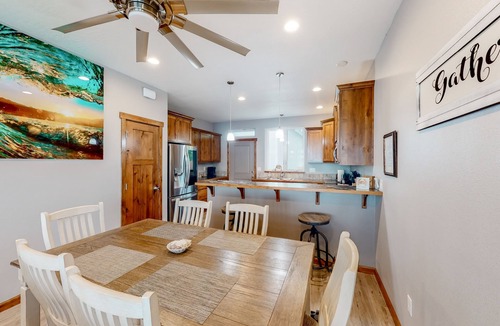 Coos Bay House | Quiet, newly built, bayfront beauty with marvelous sunset views & jetted tub