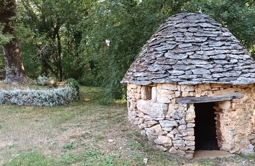 Marminiac House | Quiet oak cottage in wooded surroundings with shared swimming pool.