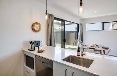 Taradale House | Quiet on Cassin - Taradale *Pet friendly upon request