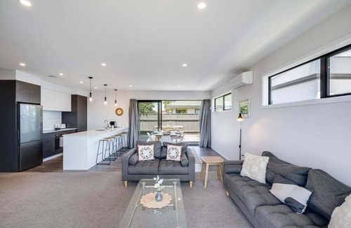 Taradale House | Quiet on Cassin - Taradale *Pet friendly upon request