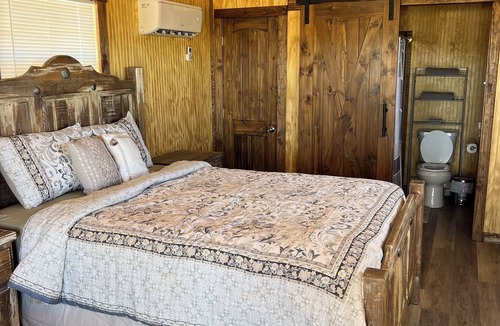 Carrizo Springs Cabin | Quiet, Peaceful centrally located cabin