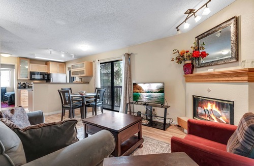 Englewood Condo | Quiet, pet-friendly DTC Retreat with Workspace