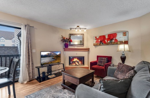 Englewood Condo | Quiet, pet-friendly DTC Retreat with Workspace