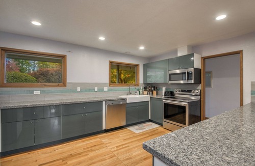 West Haven-Sylvan House | Quiet Place in the Park, 5bdrm/3bth