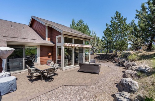 Redmond House | Quiet & Private Eagle Crest 2 BR | Close To Pools