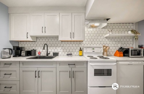 Southeast Calgary Condo | Quiet & Private Getaway » Queen Bed » Sleeps 3+