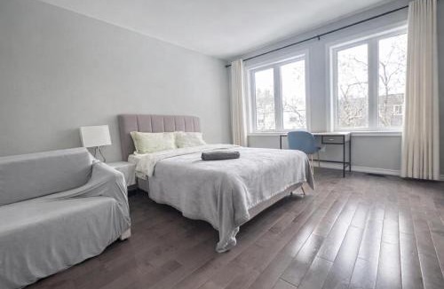 Pinehouse House | Quiet Private Master Suite w Ensuite Great Value