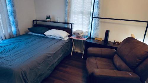 Candler-McAfee House | Quiet Private Room at McAfee Shared Bathroom Room 3