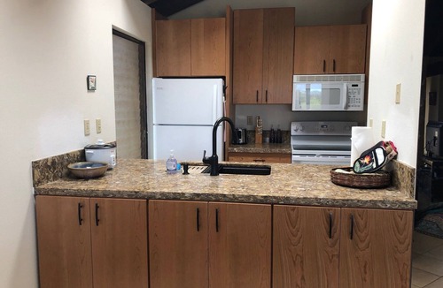 Maunaloa Condo | Quiet private second floor corner end unit