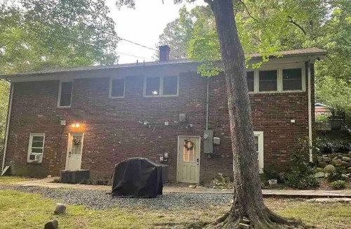 Chapel Hill Apartment | Quiet, quaint 2 bedroom 2 bath upstairs apartment 3.5 miles from UNC
