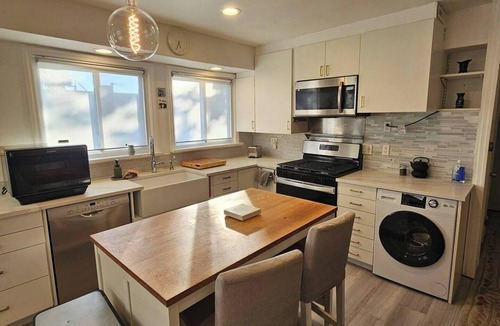 Fort Lee House | Quiet & Quaint 2 Bedroom 1 Bath with Yard