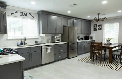 Barker House | Quiet & Relax Getaway- Pool Table, Grill, &Netflixnn