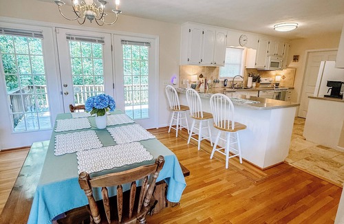 Stuart House | Quiet & Relaxing Mountain Retreat: 3BR/2.5BA Steps From Town of Stuart