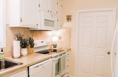 Stuart House | Quiet & Relaxing Mountain Retreat: 3BR/2.5BA Steps From Town of Stuart