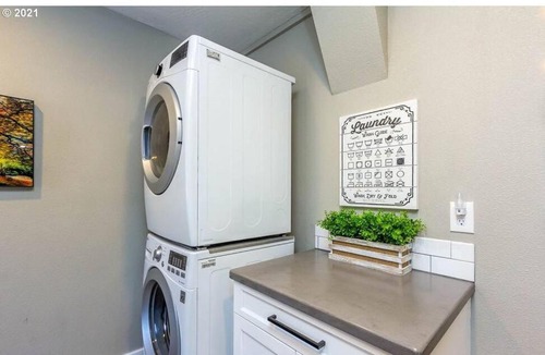 Oakridge House | Quiet & relaxing retreat- large home with sauna