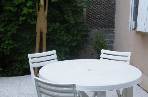 Beaumont-de-Lomagne Apartment | Quiet, restful gîte in town. Everything is less than 500m away on foot!