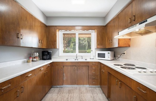 South Central Omaha Apartment | Quiet Retreat Near Arena & Fun Plex Fast WiFi, Parking