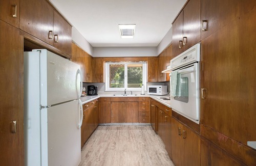South Central Omaha Apartment | Quiet Retreat Near Arena & Fun Plex Fast WiFi, Parking