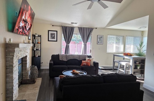 Modesto House | Quiet Retreat Near Hospitalsnnnn