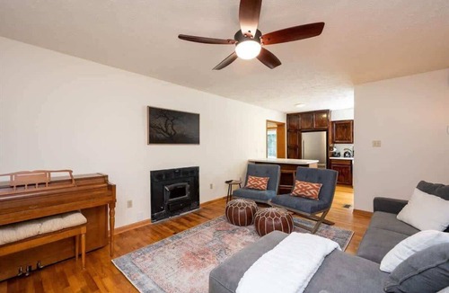 Bynum Cottage | Quiet Retreat - Piano, Firepit, Peloton