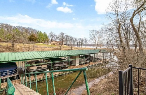 Pryor Cabin | Quiet Retreat w/Lake Views, Relax in Nature Kayak, Boating, Bonfire.