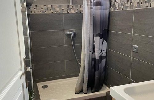 10th Arrondissement Bed & Breakfast | Quiet room, 5th floor WITHOUT elevator for ONE GUEST ONLY!