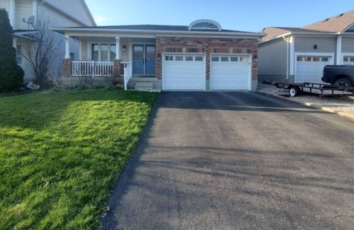 Brantford House | Quiet room in a nice neighborhood