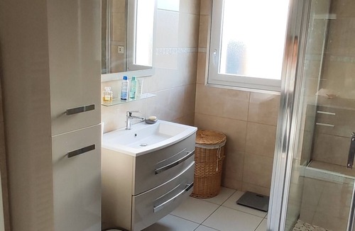 Thezy-Glimont Bed & Breakfast | Quiet room in country house.