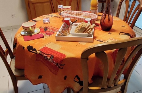 Thezy-Glimont Bed & Breakfast | Quiet room in country house.