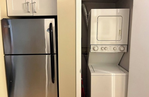 Downtown Toronto Apartment | Quiet room near college station