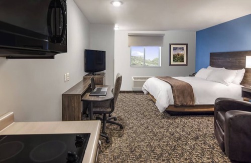 Midland Hotel | Quiet Room w/Full Kitchen – Explore Midland Easily!