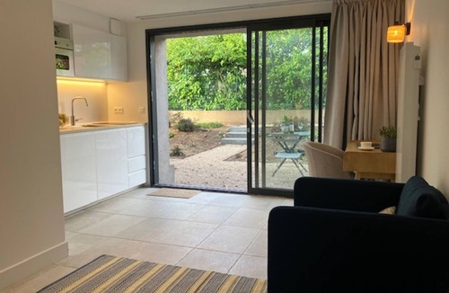 Charbonnieres-les-Bains Apartment | Quiet studio in a green setting