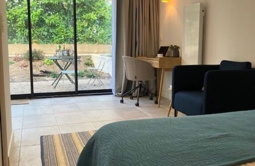 Charbonnieres-les-Bains Apartment | Quiet studio in a green setting