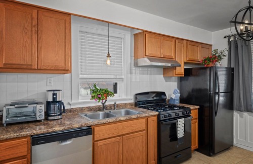 The Southampton House | Quiet Safe Neighborhood, Dedicated Office, Easy Hospital Commute, Pet Friendly