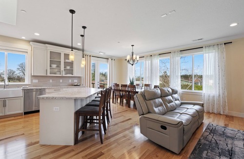 Carver House | Quiet, Secluded, High End Home Near PDX