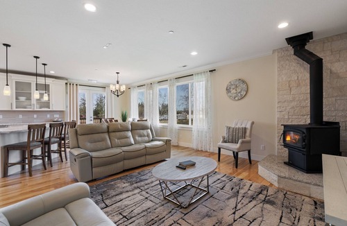 Carver House | Quiet, Secluded, High End Home Near PDX