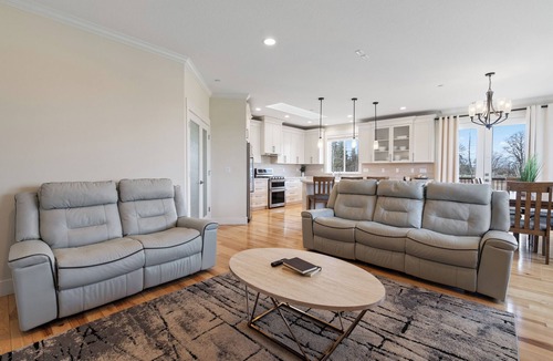 Carver House | Quiet, Secluded, High End Home Near PDX