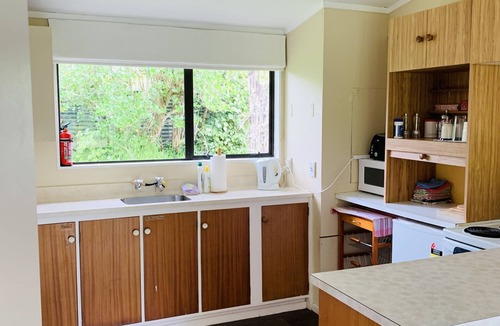 Te Horo Cottage | Quiet Self contained bach.